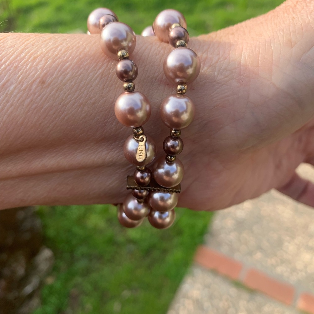 Vintage RMN elastic two strand pearls in mocha:cream,gold hardware,HP25x2 - Picture 5 of 7